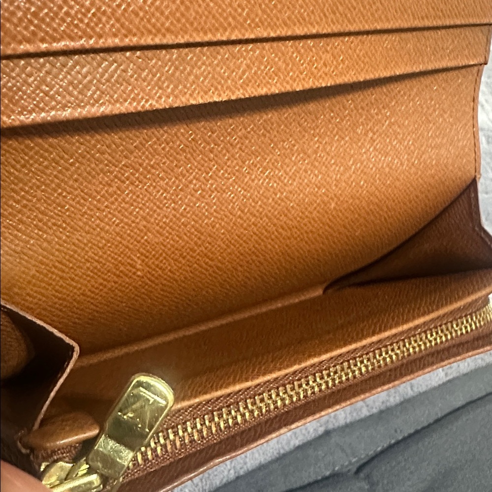 Louis Vuitton Monogram Medium Wallet - Picture 8 of 12